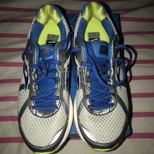 Brooks BNIB 9.5 men’s width B